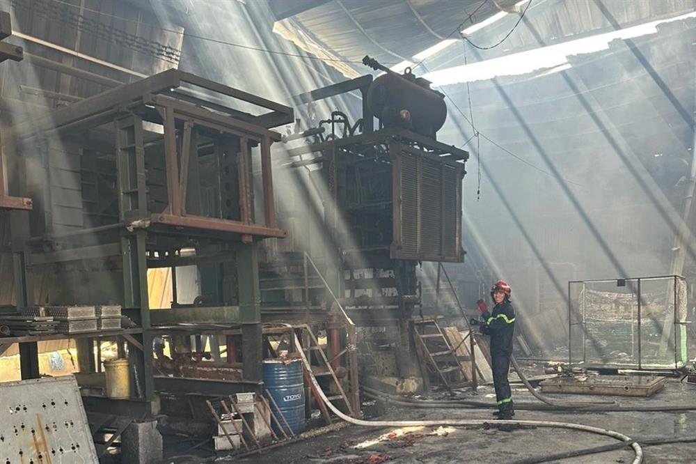 Công ty sản xuất mút xốp 4.000m2 bốc cháy dữ dội-1