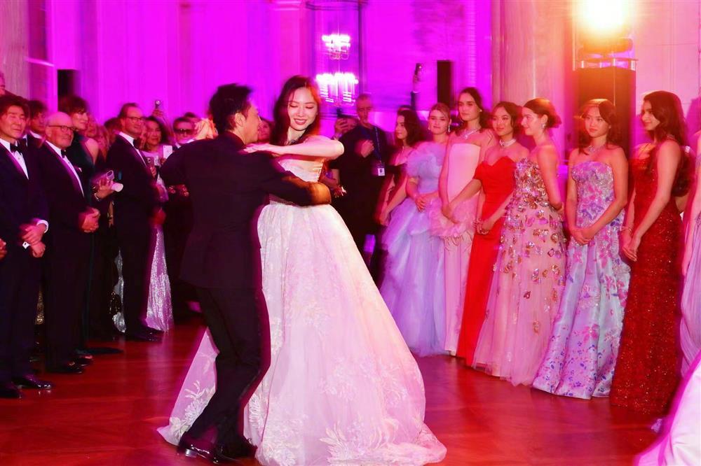 Chân Tử Đan và con gái cao 1m80 gây chú ý tại dạ tiệc xa hoa nhất hành tinh-4