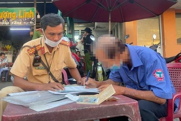 Uống 4 lon bia, về trước cửa nhà bị phạt 2,5 triệu đồng, tước bằng lái xe 7 tháng-4