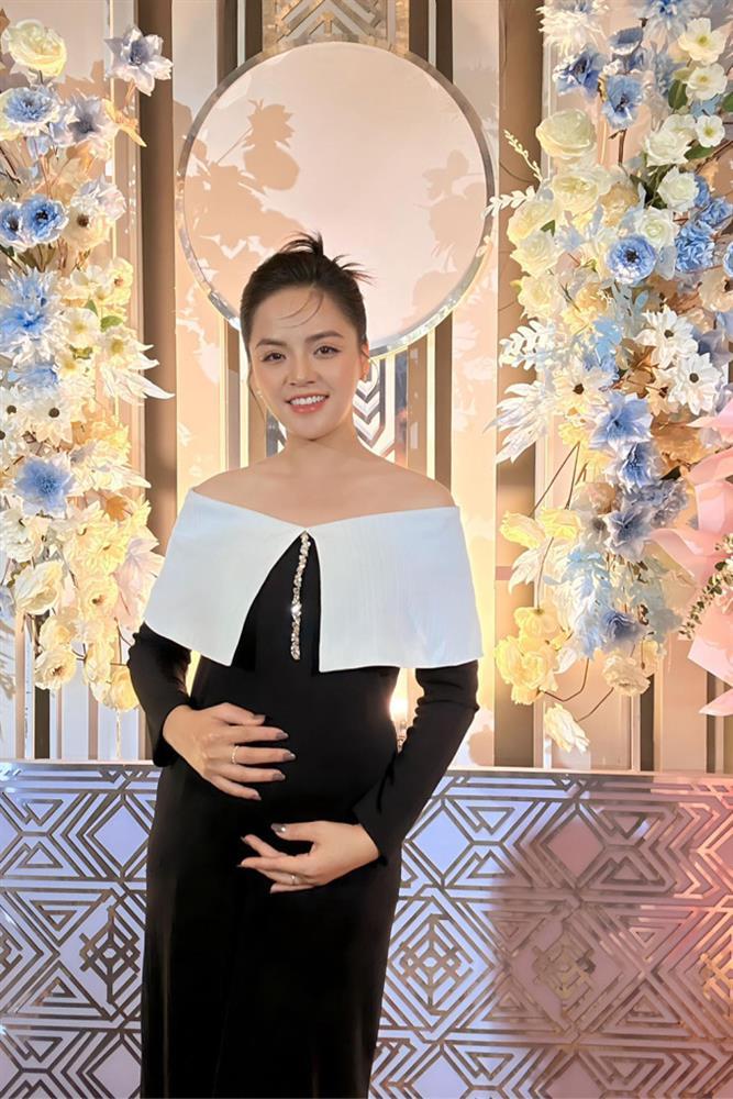 Thu Quỳnh lần đầu bế bầu đi sự kiện sau thông báo mang thai lần 2, nhan sắc rạng rỡ khiến dân tình xuýt xoa!-4