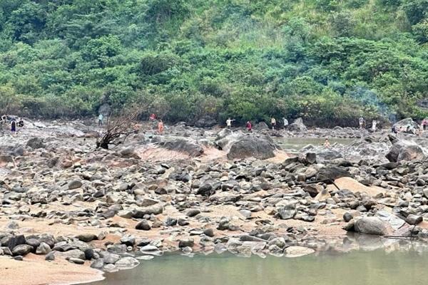 Bé trai 2 tuổi mất tích bí ẩn trước cổng nhà-3