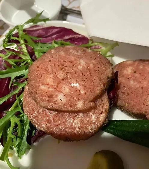 Thức ăn chó bất ngờ được phục vụ ở khoang hạng C, hãng bay giải thích lý do-2