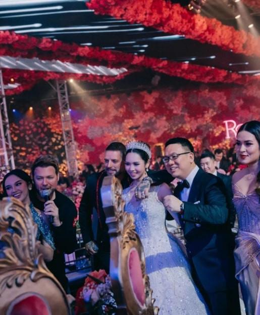 Đám cưới của cặp đôi siêu giàu, khách đến dự được nhận quà gần 5 triệu đồng-4