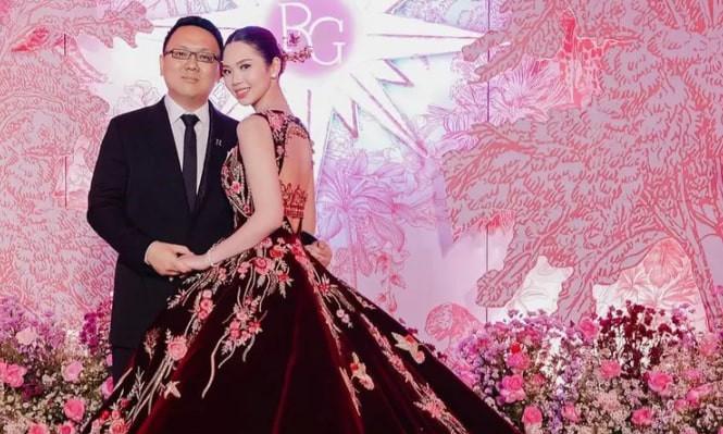 Đám cưới của cặp đôi siêu giàu, khách đến dự được nhận quà gần 5 triệu đồng-2