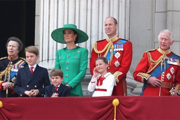 Hoàng gia Anh rơi vào khủng hoảng-4