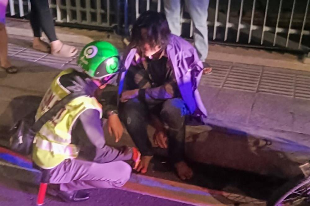 Nam thanh niên ở TPHCM nhảy cầu Ba Son thử cảm giác sau cuộc nhậu-1