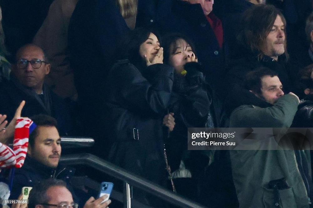 Lisa (BlackPink) đi xem bóng đá với bạn trai tỷ phú-5