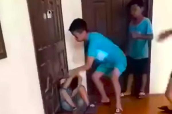 Người kẹt giữa 2 bức tường chửi bới cảnh sát sau khi được giải cứu-3