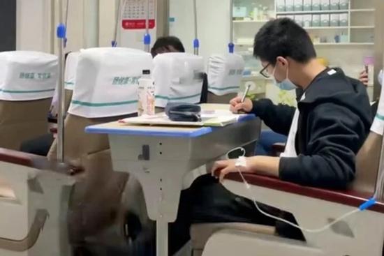 Tranh cãi gắt cảnh học sinh vừa truyền nước ở bệnh viện vừa làm bài tập về nhà