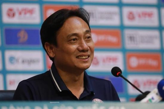 HLV đội TPHCM từ chối bình luận chuyện của HLV Park và Polking