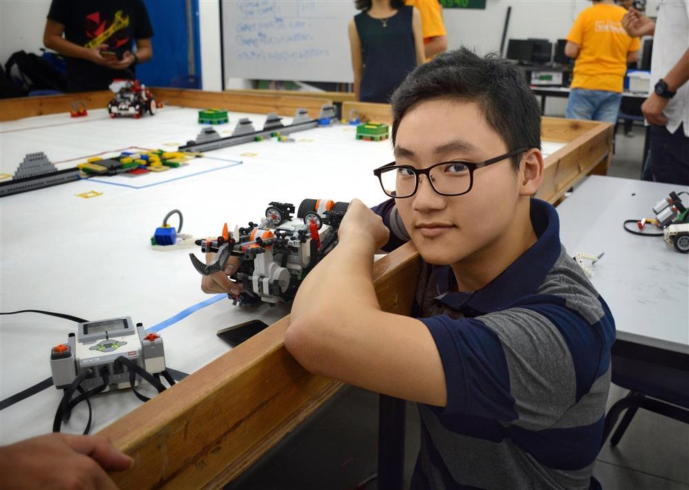 Chàng thủ khoa đa tài của trường Ams, có điểm thi khối D07 cao nhất Hà Nội-3