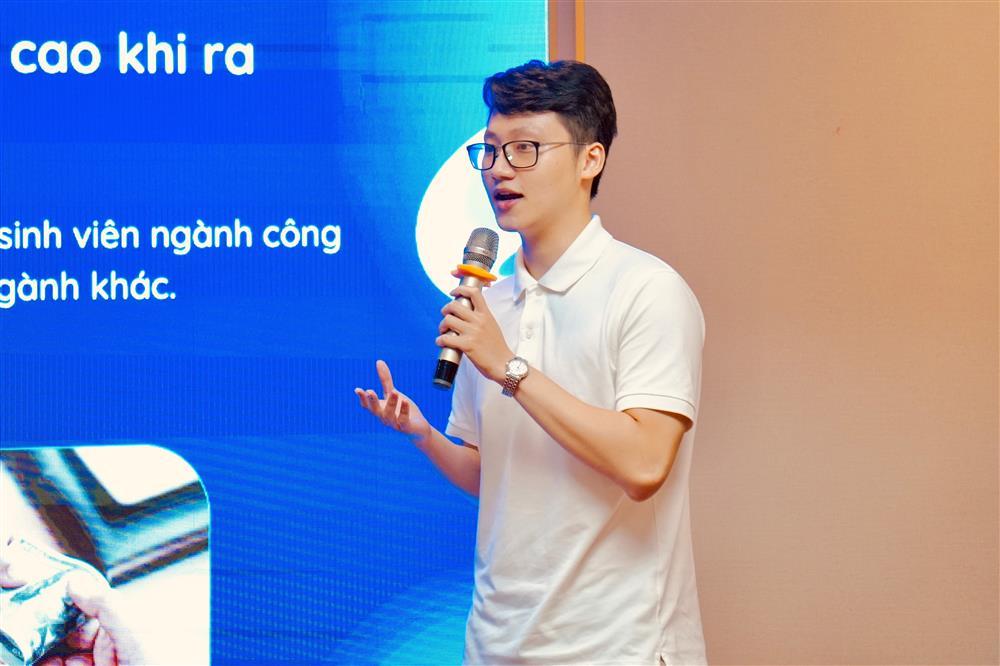 Chàng thủ khoa đa tài của trường Ams, có điểm thi khối D07 cao nhất Hà Nội-4