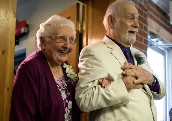 Cụ ông 80 tuổi vẫn lái xe 800km mang hoa, tỏ tình lại với bạn gái cũ từ thời cấp 3-2