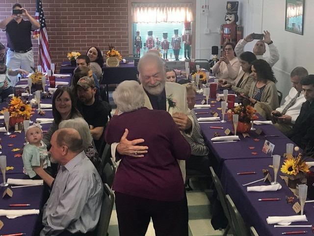 Cụ ông 80 tuổi vẫn lái xe 800km mang hoa, tỏ tình lại với bạn gái cũ từ thời cấp 3-4