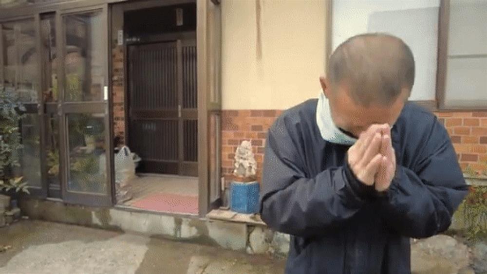 Người đàn ông Nhật rơm rớm xúc động khi chàng trai Việt đến nhà trả ví tiền-2