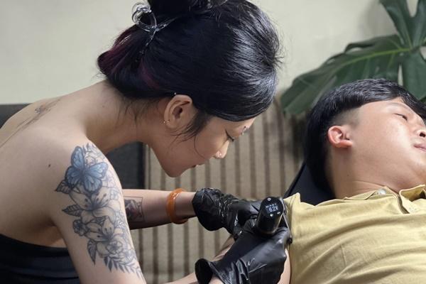 Xóa hình xăm đầu lâu trên mặt vì không thể xin việc, chàng trai đau đớn vật vã-3