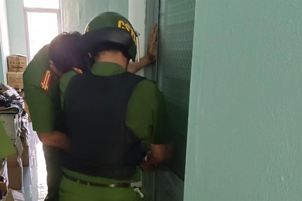 Thanh niên ngáo đá xông vào trụ sở ngân hàng để đập phá-1