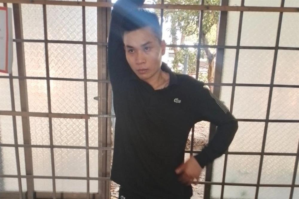 Thanh niên ngáo đá xông vào trụ sở ngân hàng để đập phá-2