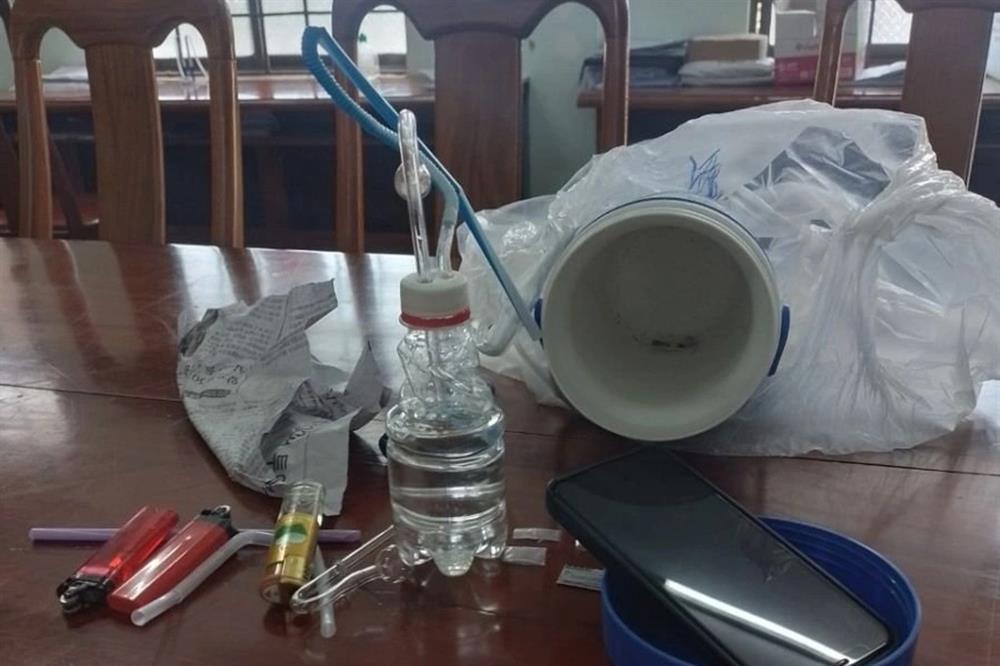 Thanh niên ngáo đá xông vào trụ sở ngân hàng để đập phá-3