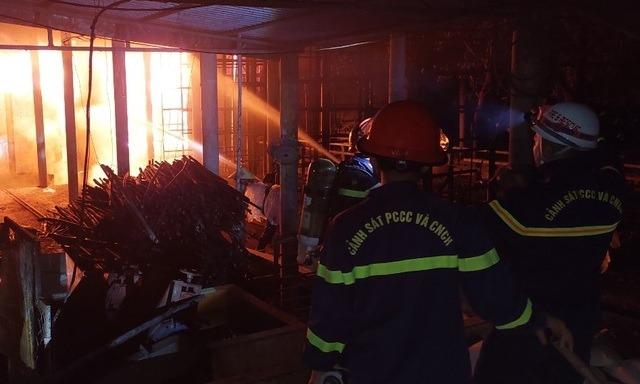 Công ty chế biến mủ cao su bốc cháy trong đêm-1