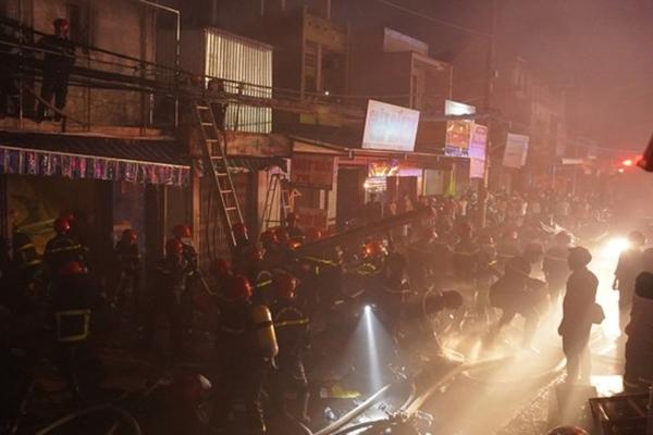 Giải cứu 2 người mắc kẹt trong ngôi nhà đang cháy ở Hà Nội-2