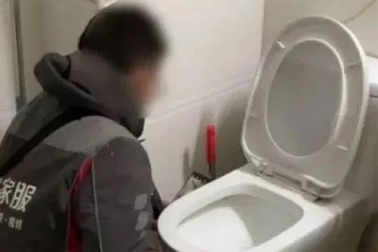 Cặp vợ chồng uống nước toilet suốt 6 tháng mà không hề biết