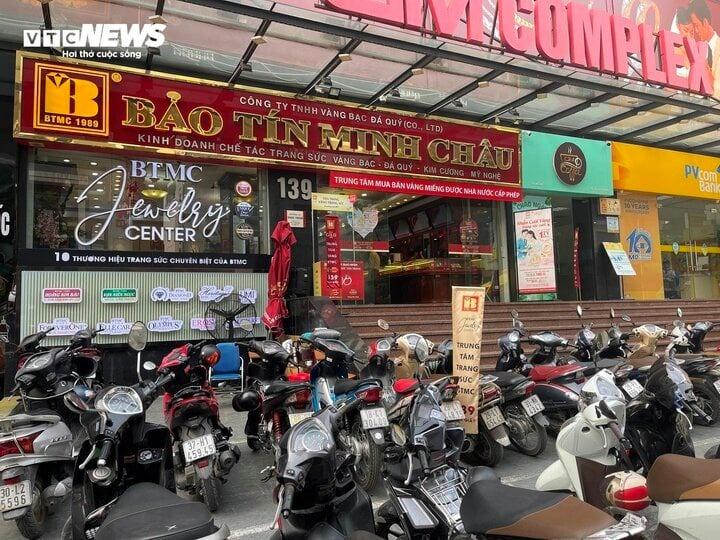 Giá vàng cao nhất lịch sử, cửa hàng chật kín khách mua bán-3