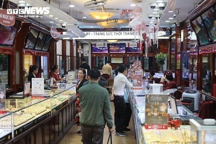Giá vàng cao nhất lịch sử, cửa hàng chật kín khách mua bán-7