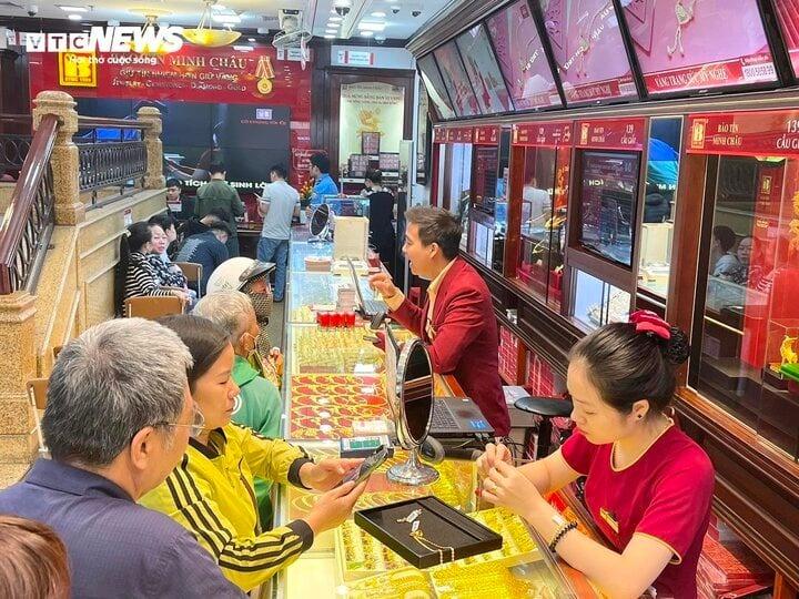 Giá vàng cao nhất lịch sử, cửa hàng chật kín khách mua bán-8