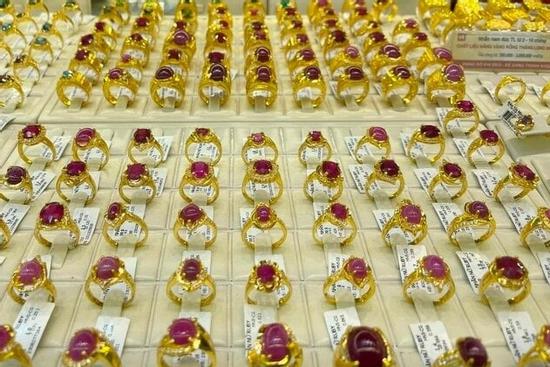 Giá vàng cao nhất lịch sử, cửa hàng chật kín khách mua bán