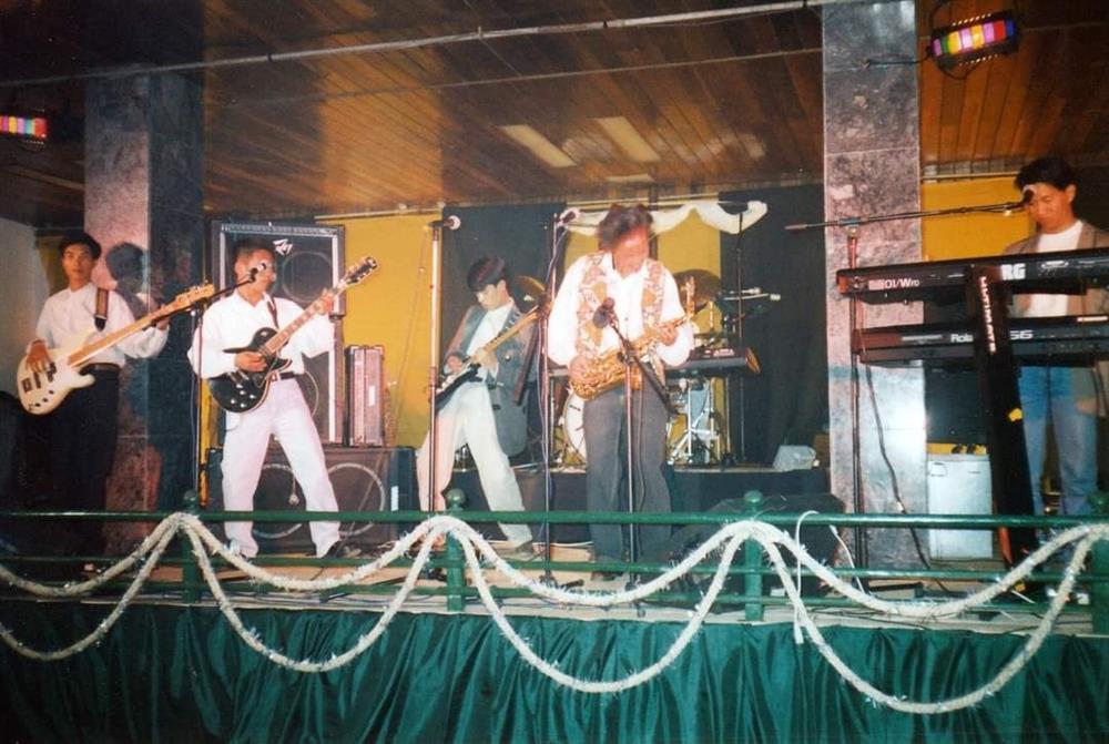 Nhạc sĩ Xuân Phương qua đời, Bằng Kiều chia sẻ loạt ảnh hiếm hoi thời 1994-2