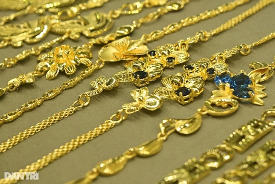 Người mua vàng lỗ hơn 2 triệu đồng/lượng trong ngày giá lập đỉnh lịch sử