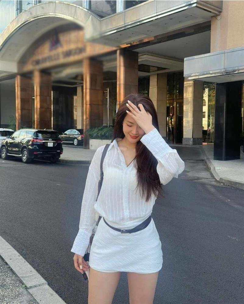 Lưu Diệc Phi phiên bản Việt thích mặc áo mỏng check-in muôn nơi, khoe body nõn nà-2