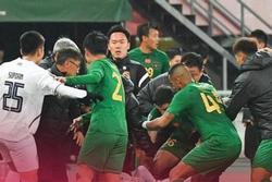 Cầu thủ Thái Lan và Trung Quốc lao vào hỗn chiến kinh hoàng ngay trên sân