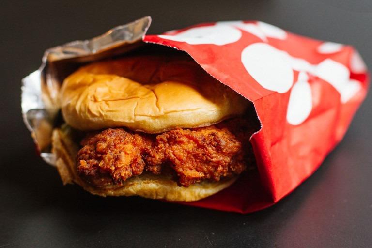 Để quên bánh mì kẹp thịt trong túi xách, nữ du khách bị phạt gần 50 triệu đồng-1