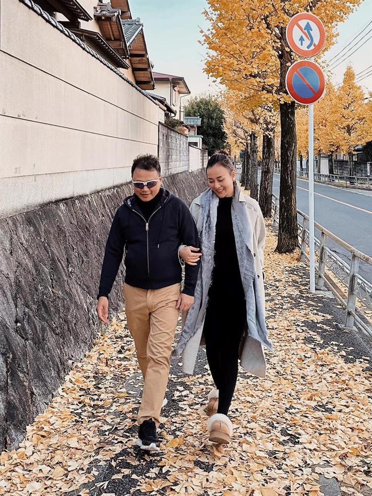 Phương Oanh tận hưởng du lịch trong thai kì, khéo léo diện trang phục giấu bụng bầu-3