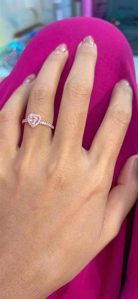 HHen Niê khoe nhẫn ngón áp út ngầm khẳng định hoa có chủ sau khi đăng ảnh tình tứ bên trai lạ?-3