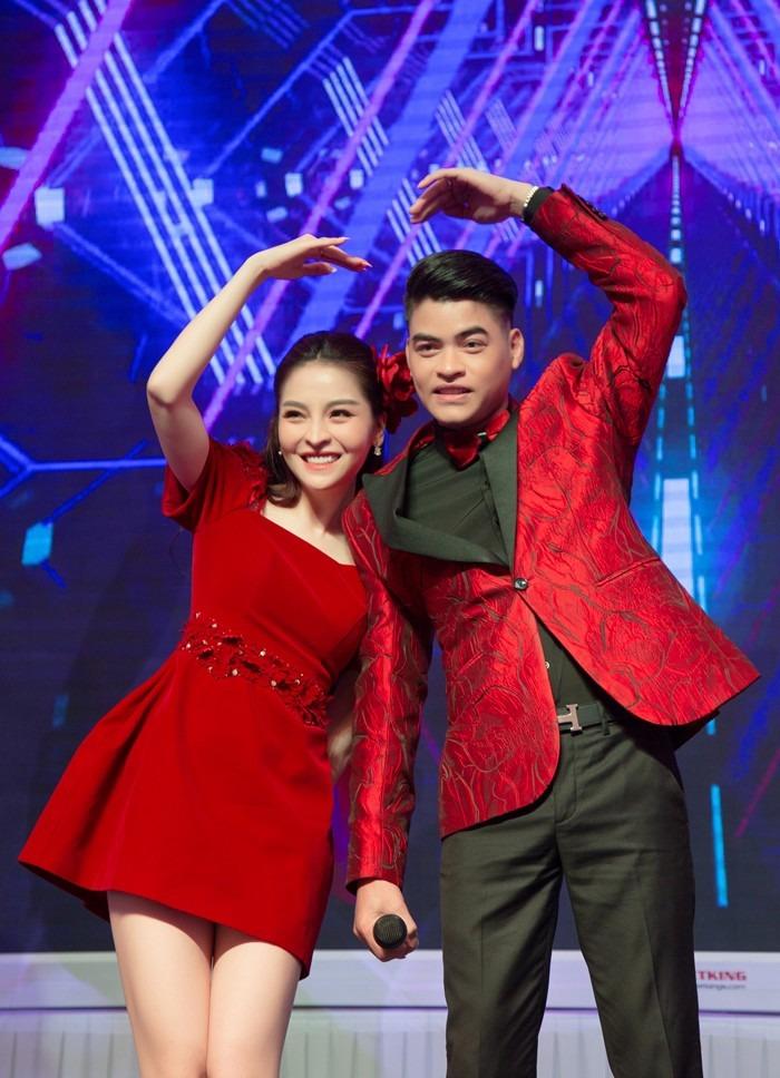 Nữ hoàng hội chợ xác nhận chia tay bạn trai ca sĩ, nói rõ tin đã kết hôn, có con chung-2