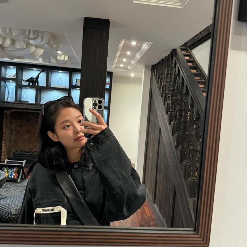 Jennie (BLACKPINK) hút triệu like khi khoe ảnh chụp trước nhà hàng Việt Nam-1