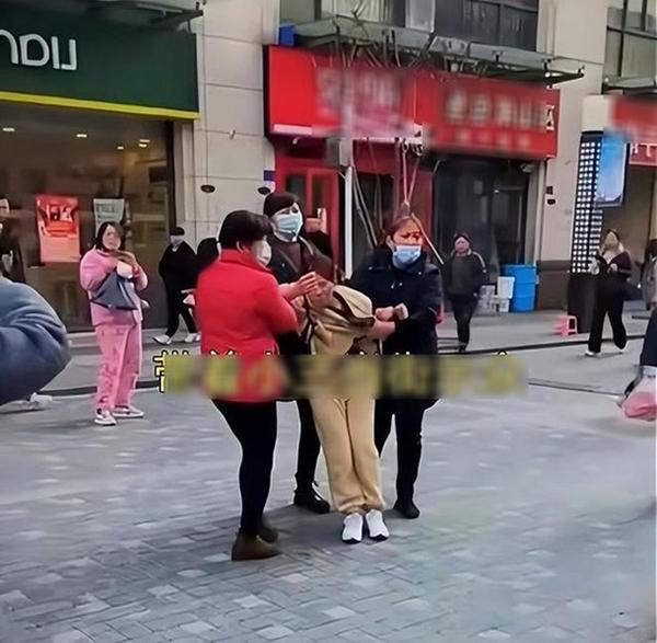 Chết sững trước cảnh nóng của chồng sau 2 tháng trông cháu trên thành phố trở về-2