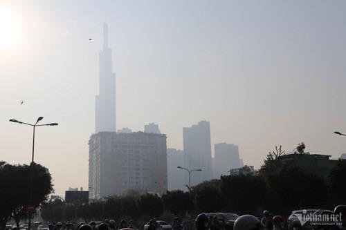 TP.HCM chìm trong sương mù, cảnh báo ô nhiễm không khí gây hại cho sức khỏe-6