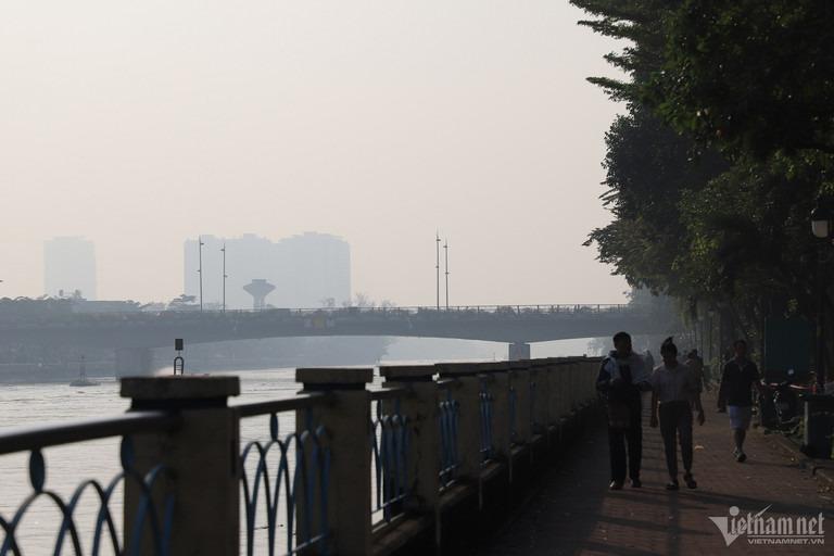 TP.HCM chìm trong sương mù, cảnh báo ô nhiễm không khí gây hại cho sức khỏe-7