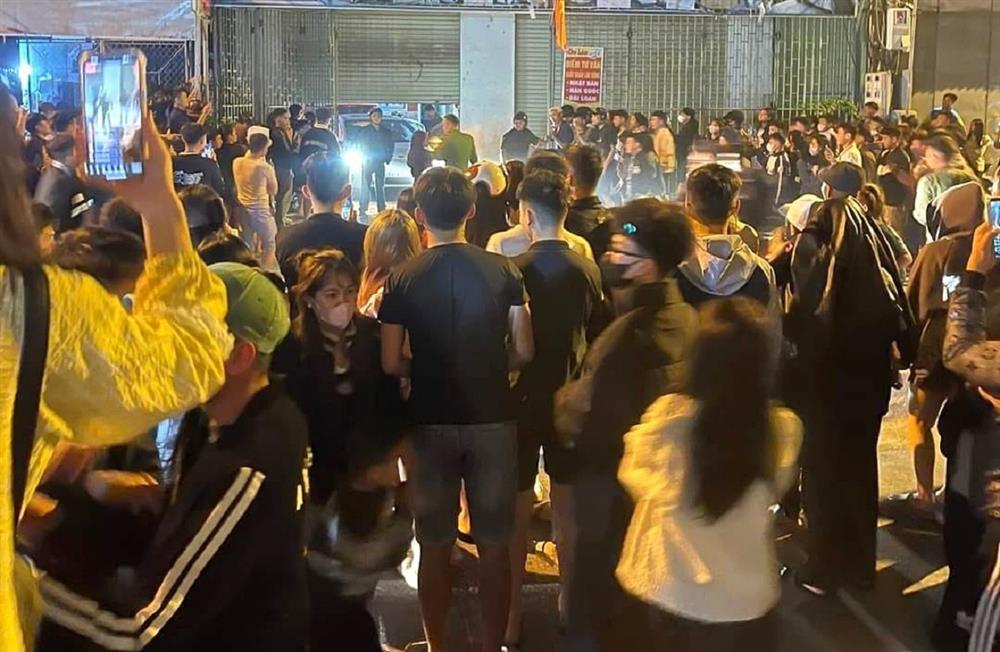 Nghệ An: Quốc lộ ùn ứ vì đám đông tụ tập xem đánh ghen-3