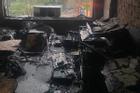 Giải cứu 2 người mắc kẹt trong ngôi nhà đang cháy ở Hà Nội