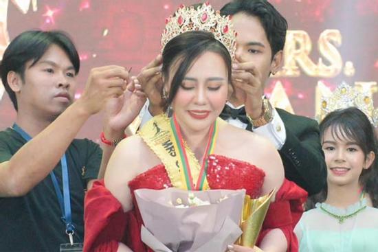 Phan Kim Oanh giữ vương miện lâu nhất Mrs Grand International