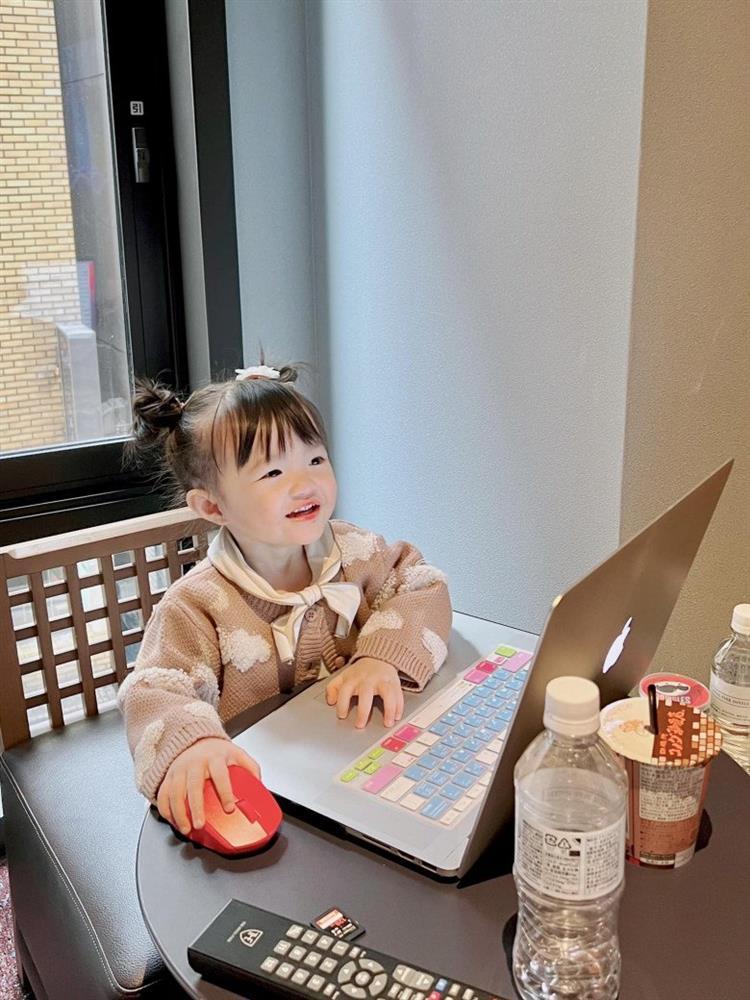 Nhóc tì 3 tuổi nhà Đông Nhi lên đồ chuẩn tiểu thư đài các, nay còn biết tạo dáng như siêu mẫu nhí-4