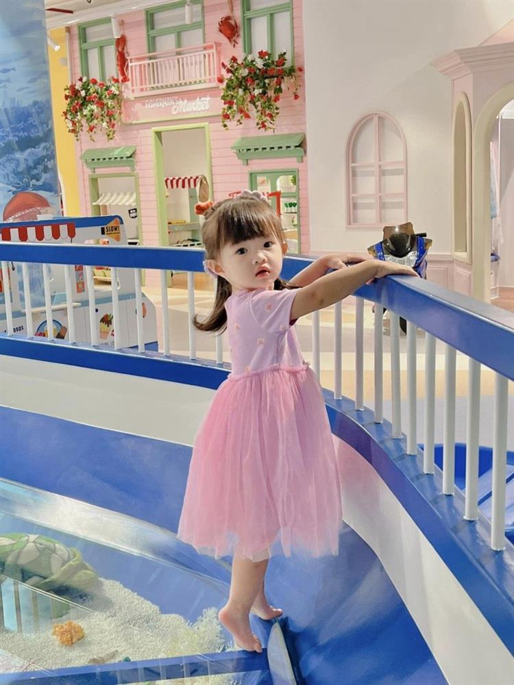 Nhóc tì 3 tuổi nhà Đông Nhi lên đồ chuẩn tiểu thư đài các, nay còn biết tạo dáng như siêu mẫu nhí-5