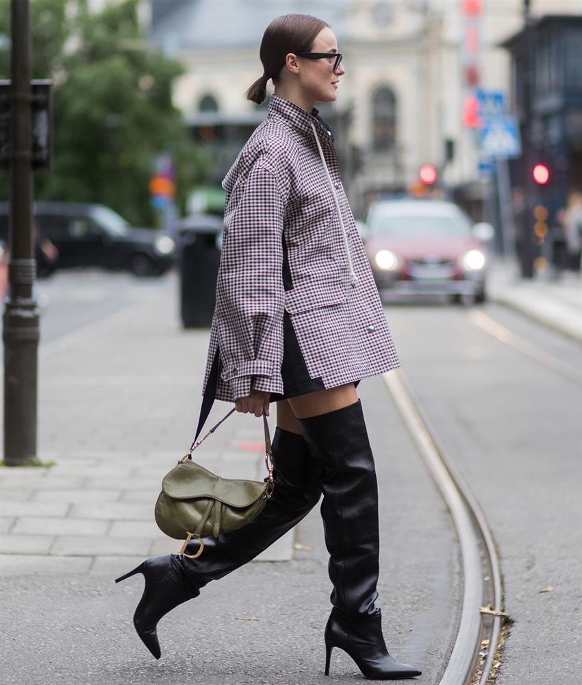 Bí kíp diện váy với giày boots để trông sành điệu, tôn dáng-8