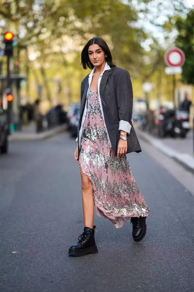 Bí kíp diện váy với giày boots để trông sành điệu, tôn dáng-10