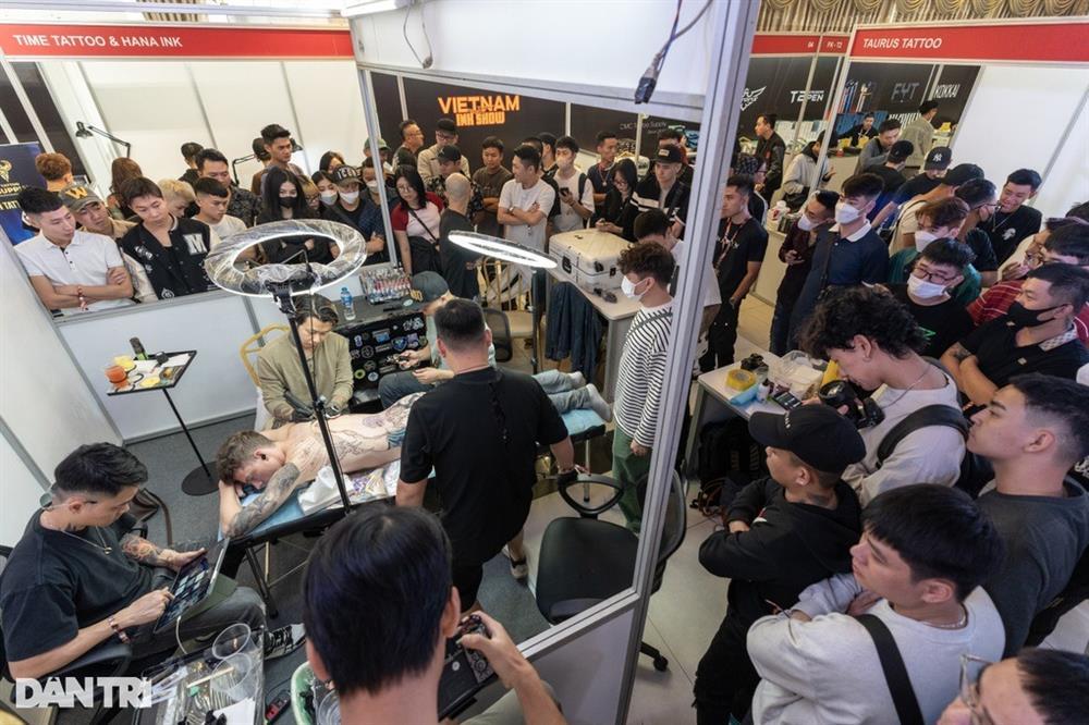 Chàng trai Anh chịu đau liên tục 20 tiếng, xăm kín lưng vì bạn gái Việt-2